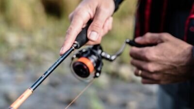 При джиговой ловле самым важным показателем считается чувствительность лески, поэтому плетеный шнур тут наиболее эффективен, ведь именно он позволяет почувствовать даже слабые прикосновения рыбы к приманке.