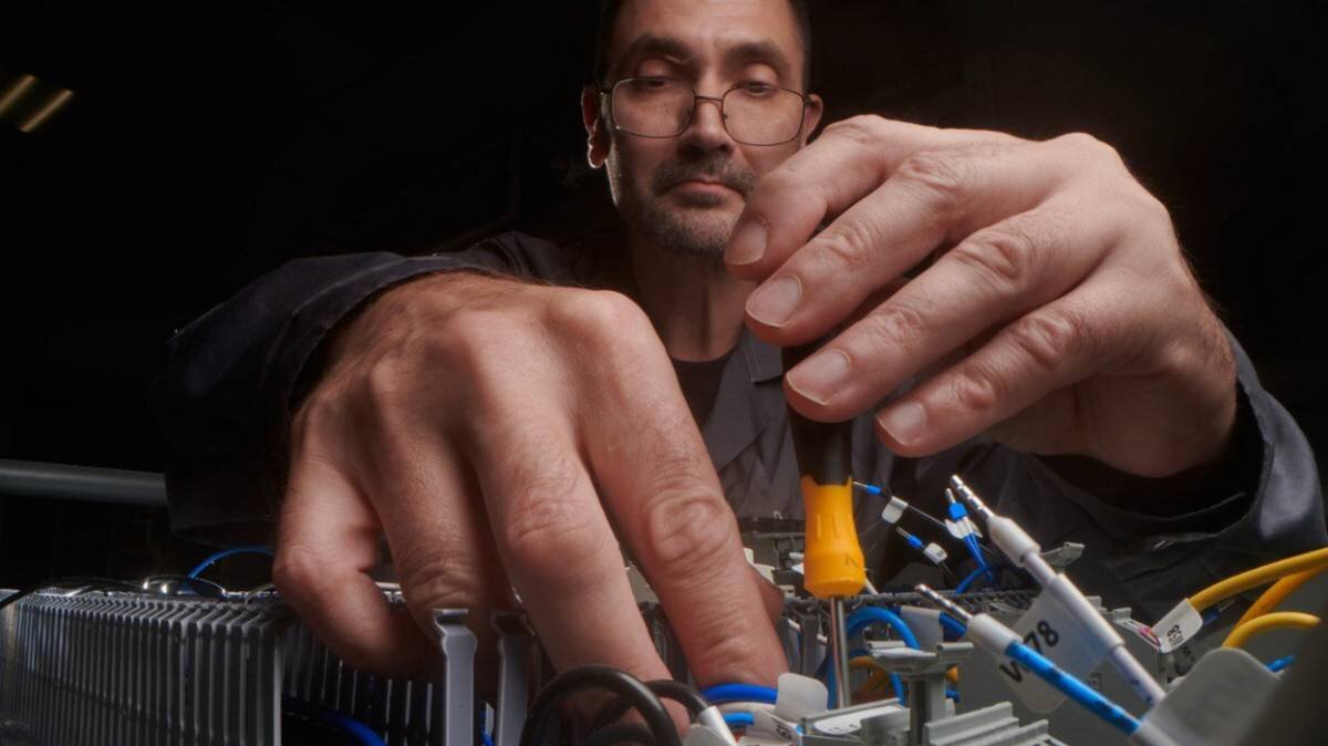    Монтажник радиоэлектронной аппаратуры Юрий Филанович за работой / Фото: Пресс-служба Департамента инвестиционной и промышленной политики Москвы