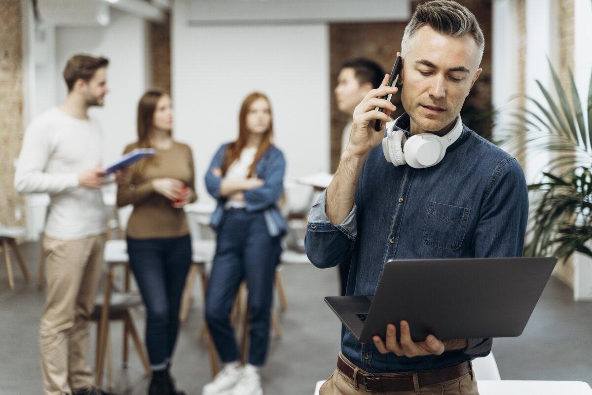 Менеджмент. Дружная команда. Совещание. Как можно организовать работу. Бизнес тренинг.