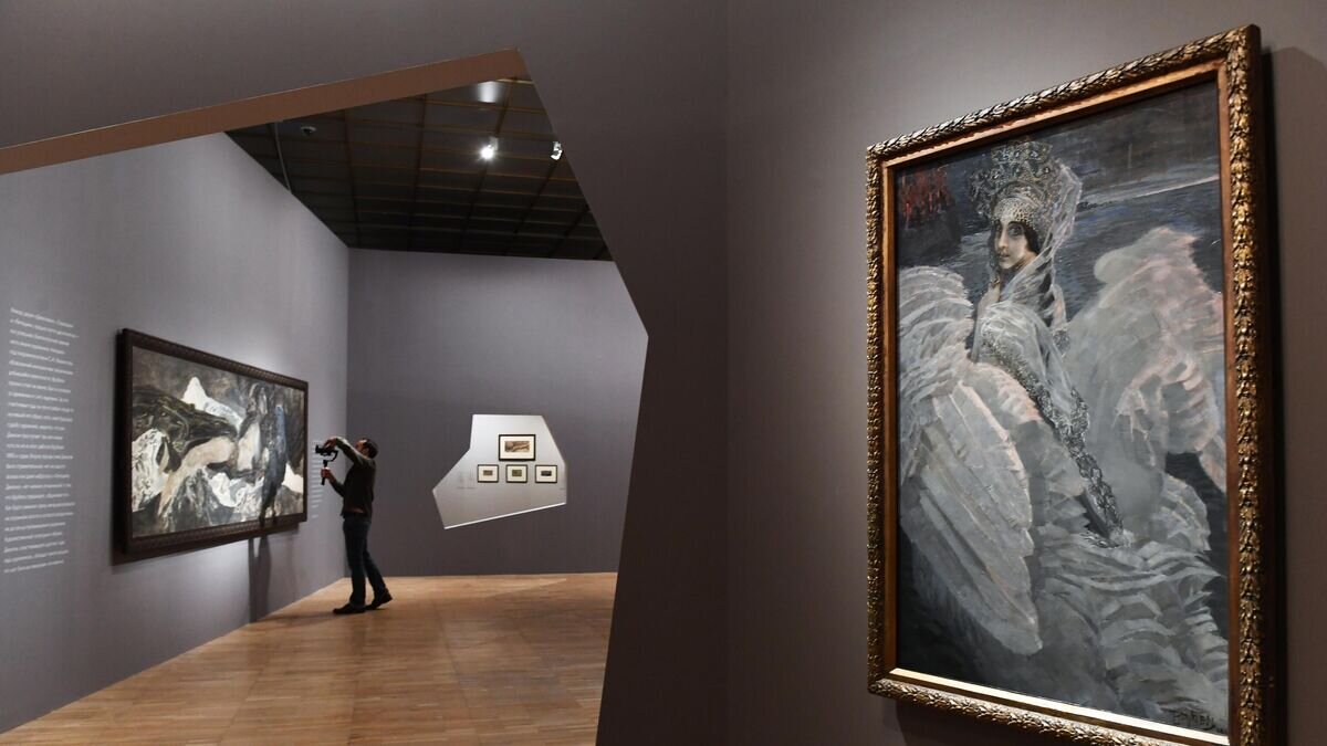    Картина Михаила Врубеля "Царевна-лебедь" (1900 г.) на выставке "Михаил Врубель", приуроченной к 165-летию со дня рождения художника, в Новой Третьяковке на Крымском Валу в Москве. © РИА Новости / Сергей Пятаков