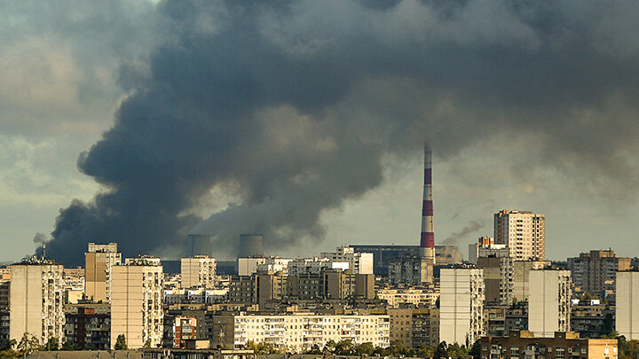 РЕЗУЛЬТАТЫ ПОПАДАНИЙ ВЫСОКОТОЧНЫМ ОРУЖИЕМ ВС РОССИИ В КИЕВЕ. ФОТО: YEVHEN KOTENKO/GLOBALLOOKPRESS