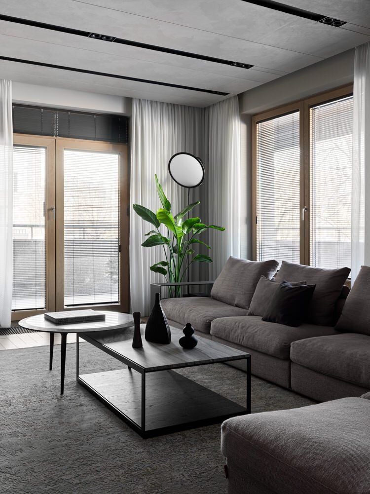 Гостиная в квартире в Санкт-Петербурге по дизайну студии DE&DE Interior Studio. Диван Flexform. Журнальные столики Molteni & Co. Технический свет Centrsvet. Декор Kunst, Galerie 46 – предметы.