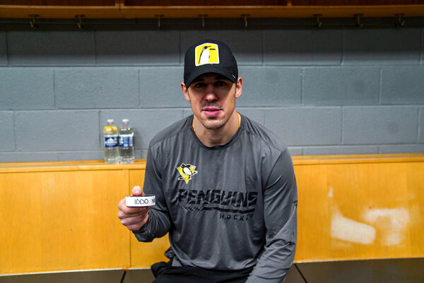 Малкин с юбилейной шайбой с тысячного матча в НХЛ. Обложка © Twitter / Pittsburgh Penguins