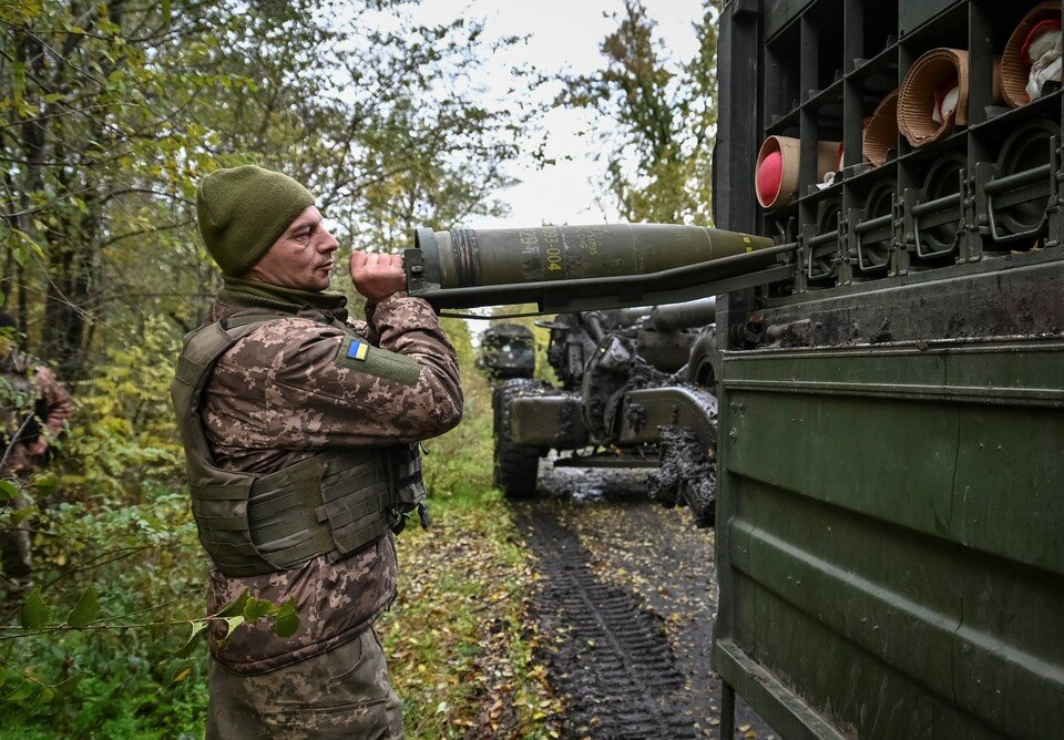     Украинские артиллеристы на позициях в Запорожской области, октябрь 2022 г.  REUTERS