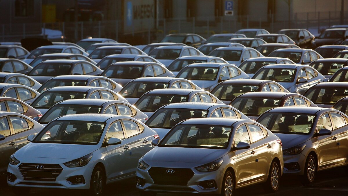    Автомобили Hyundai Solaris на стоянке завода в Ленинградской области.© РИА Новости . Михаил Киреев