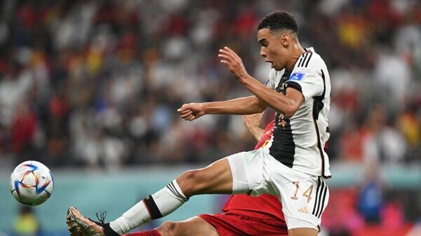    Игрок сборной Германии Джамал Мусиала в матче группового этапа чемпионата мира по футболу между сборными Испании и Германии© Sputnik / Григорий Сысоев