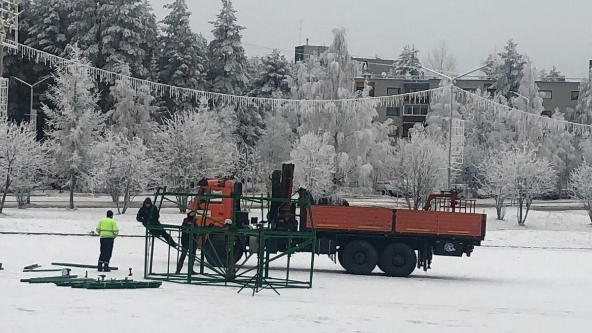     В Костомукше в течение нескольких часов ведется установка новогодней елки на главной городской площади – за процессом можно наблюдать по камерам уличного наблюдения.