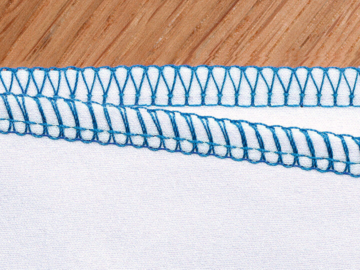 Обработка шва на оверлоке.