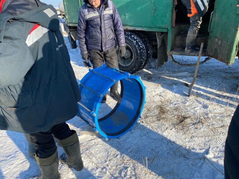    В Орске приступили к замене поврежденного хомута на водоводе Марина Шарт