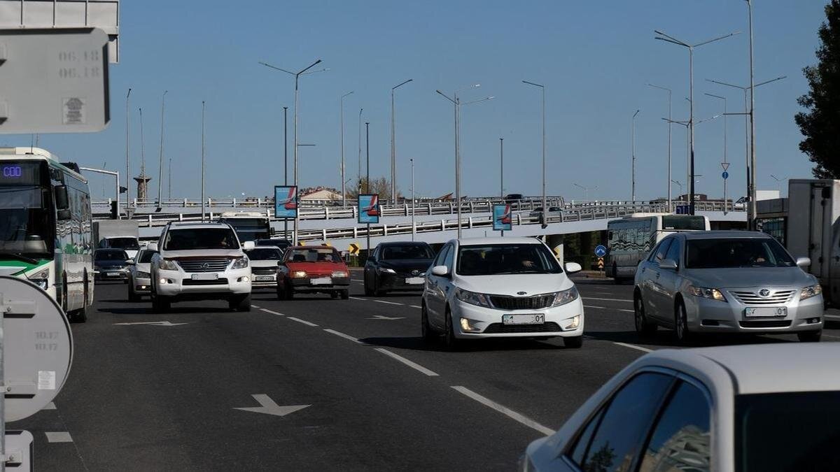    Машины едут по дороге:NUR.KZ / Владимир Третьяков