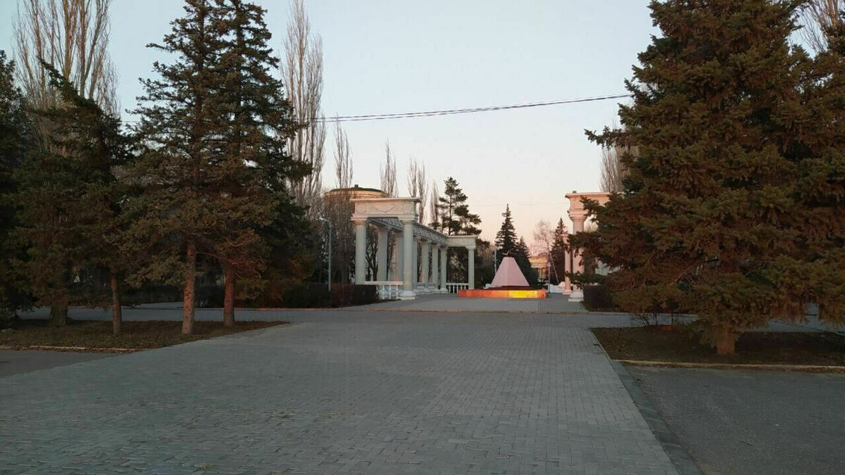     Жители города Волжского Волгоградской области подали коллективное заявление в суд на администрацию муниципального образования. Горожане требуют отменить решение о массовой вырубке деревьев в сквере на исторической улице Фонтанной.