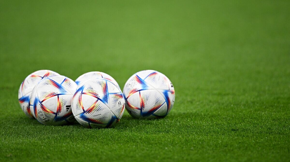    Мячи на поле перед началом мачта© РИА Новости / Григорий Сысоев