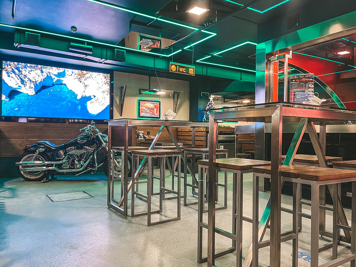 Экран, мотоцикл и высокие посадочные места →