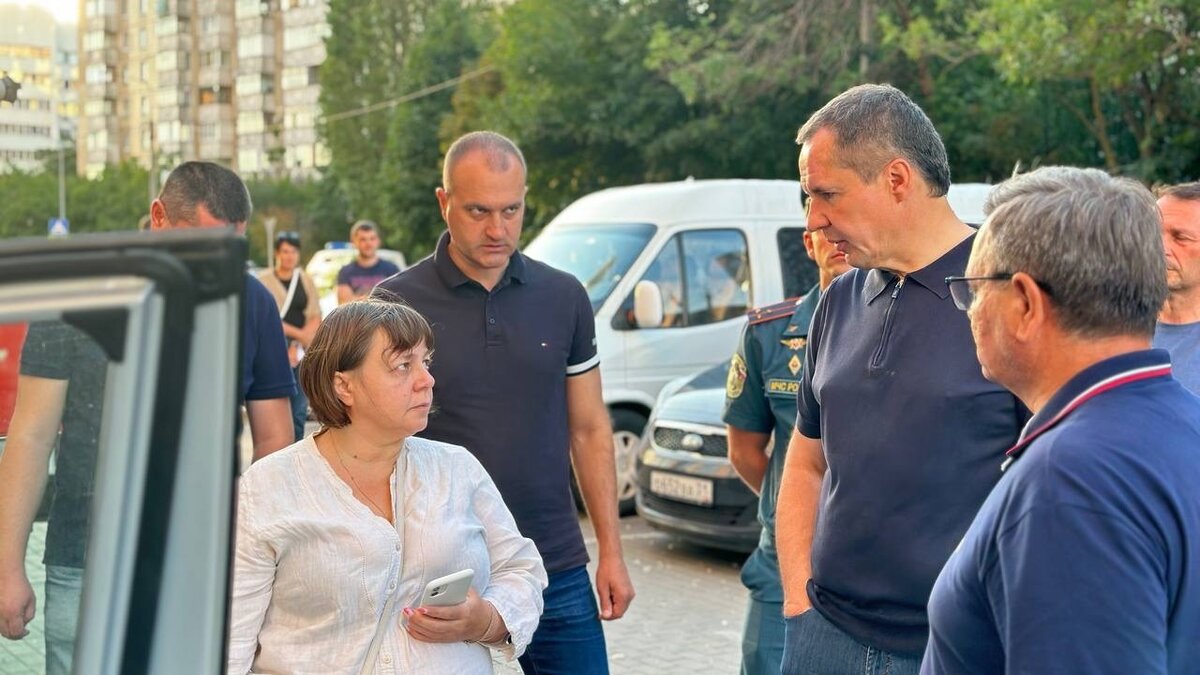     Губернатор Вячеслав Гладков подтвердил, что многоэтажный жилой дом в Белгороде подвергся атаке беспилотника. Пострадали также 15 машин, припаркованных у дома.