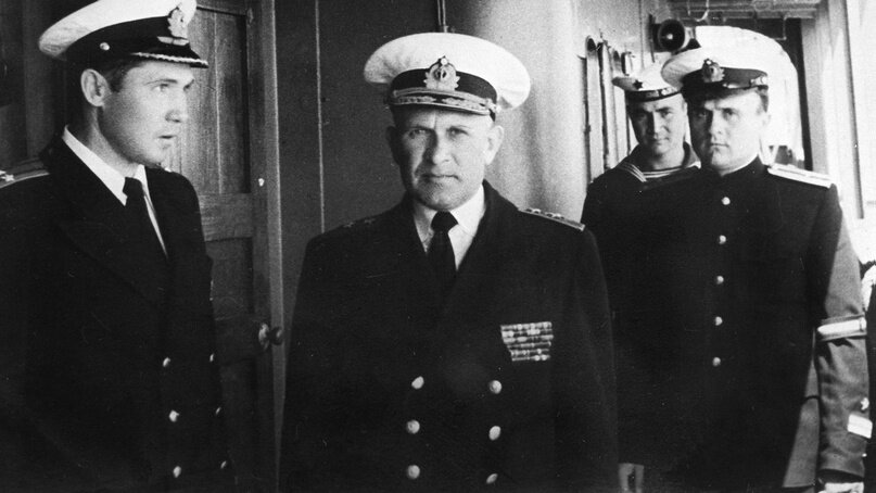 С,Г. Горшков (по центру). Фото: ВКонтакте (https://vk.com/@-213756209-admiral-flota-sovetskogo-souza-sg-gorshkov)
