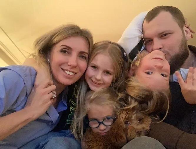 Светлана Бондарчук с внучками, падчерицей и старшим сыном / Фото: соцсети