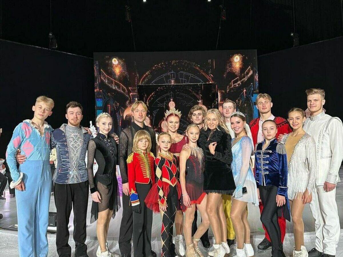    Евгений Плющенко с фигуристами на ледовом шоу в Пекине© соцсети