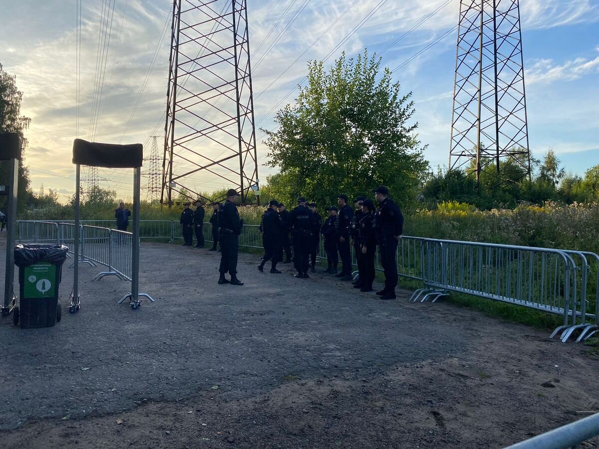 Инструктаж полицейских у входа на Пороховское кладбище. Видно, на каком отшибе оно находится - рядом линия электропередач. Фото: Ирина Боброва