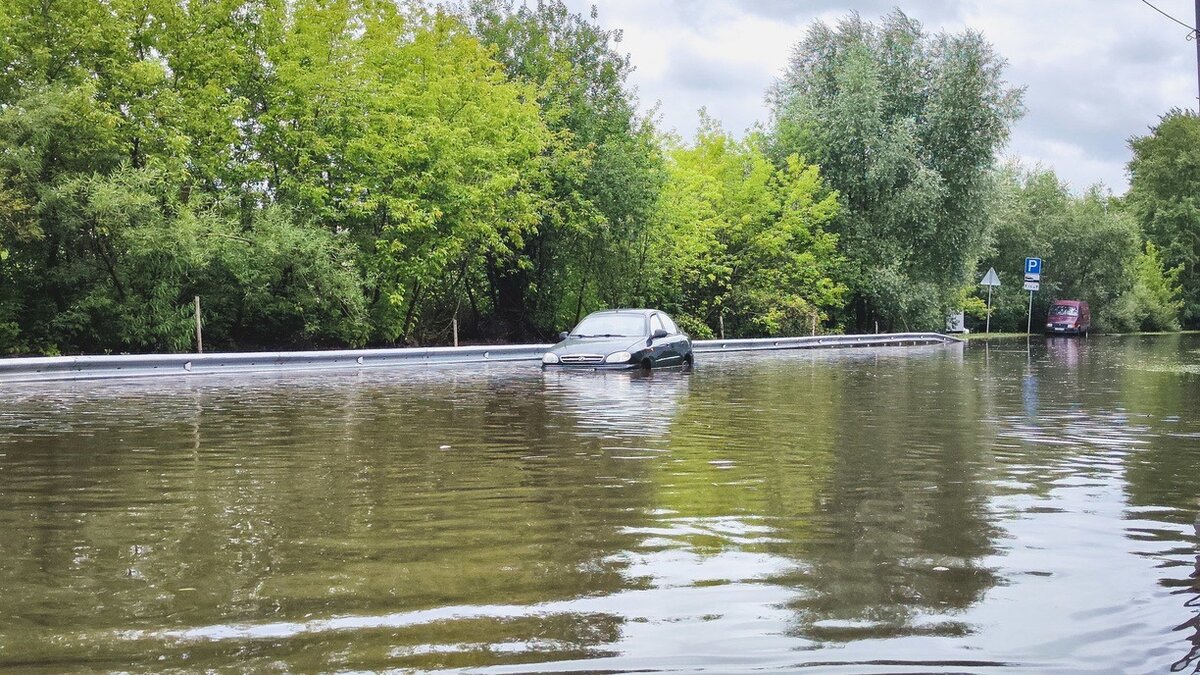     В районе посёлка Лазо Дальнереченского района потоком воды смыло легковой автомобиль. Дело в том, что поток воды прорвал проезжую часть, и машину смыло.