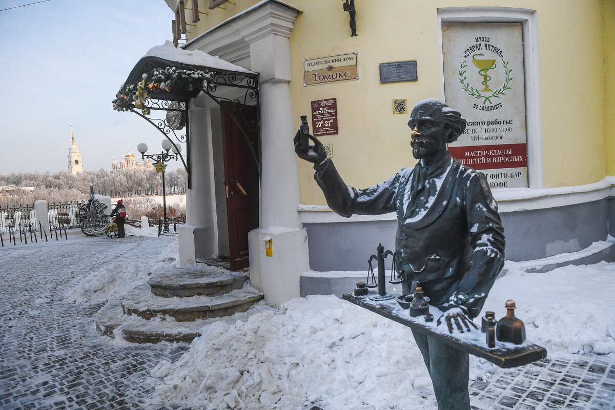 Первым аптекарем стал аптекарь Христофор Калкау. Он получил в пользование уже оборудованную аптеку и ботанический сад при ней, для выращивания лекарственных трав. Каждые четыре месяца он должен был отчитываться о проданных лекарствах и вырученных суммах в Приказ.