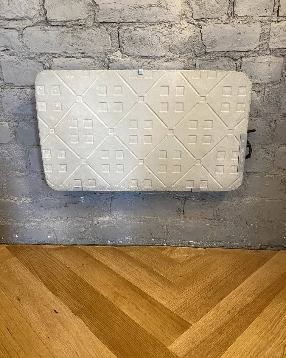 Обогреватель ТеплЭко установленный на стену гаража.