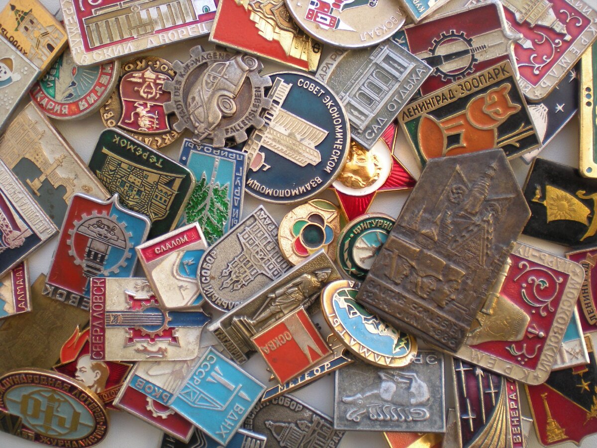 Бог его знает, который в этой кучке - "знак", а который - "значок"... Фото автора