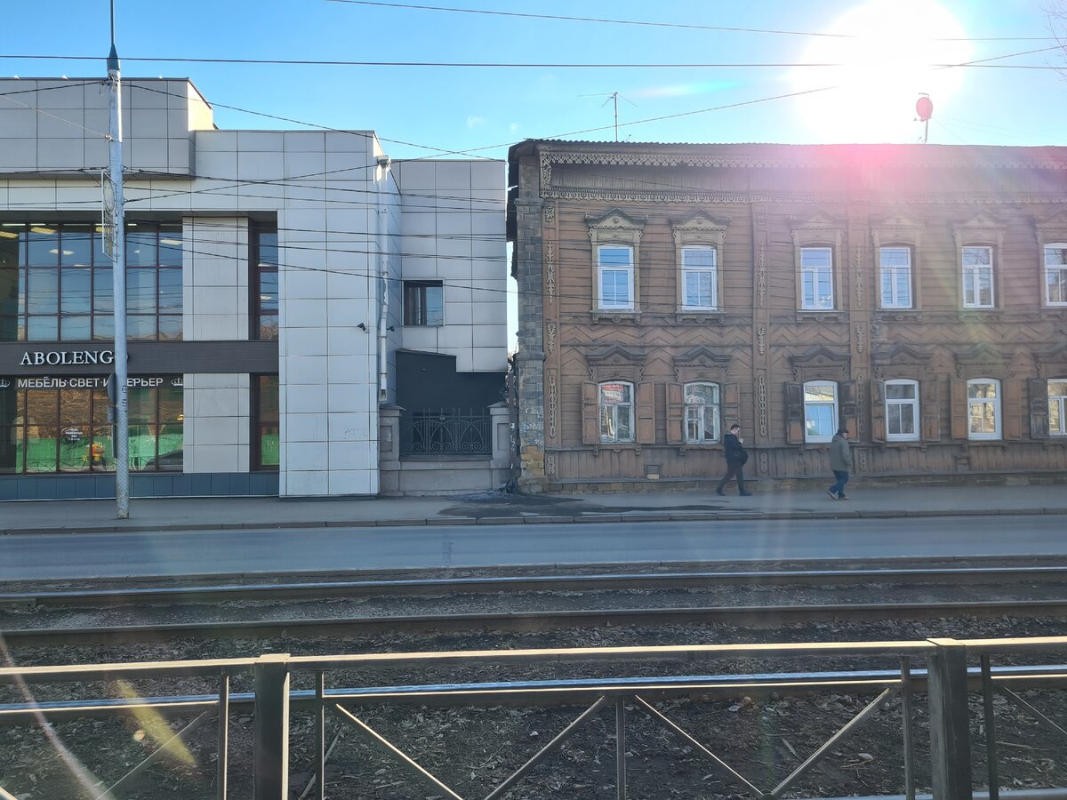 Видите каменную стену?