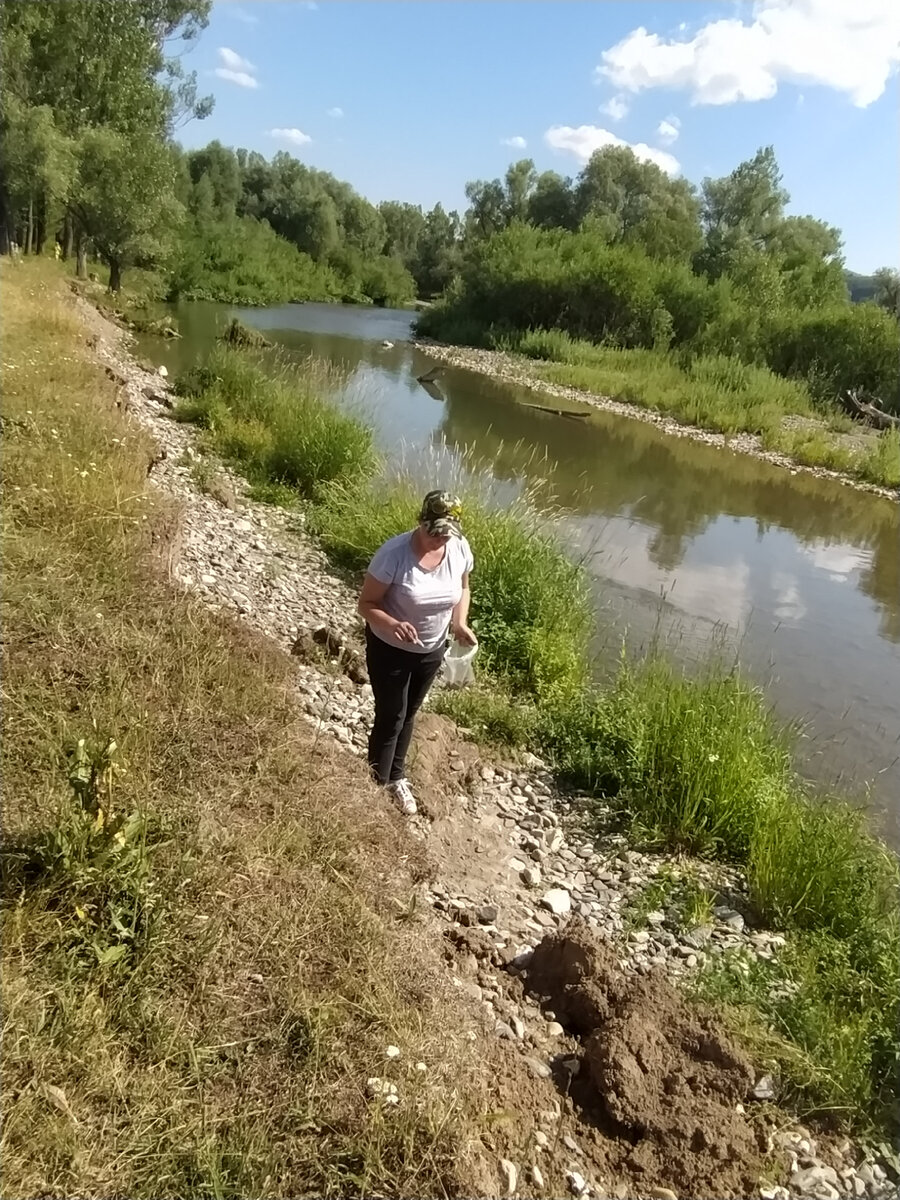 Такая галька гладкая у нас в деревне, не удержалась, набрала немного, в хозяйстве пригодится. Буду зимой рисовать. 