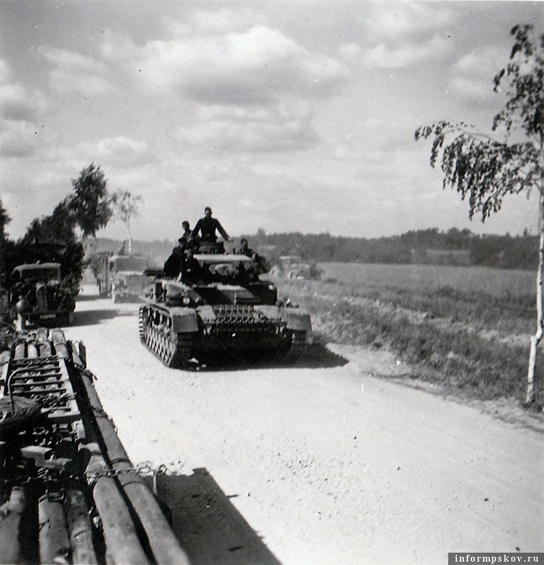 Pz.IV Ausf.В/С из 8-й роты 1-го танкового полка 1-й танковой дивизии Вермахта в наступлении на Остров.