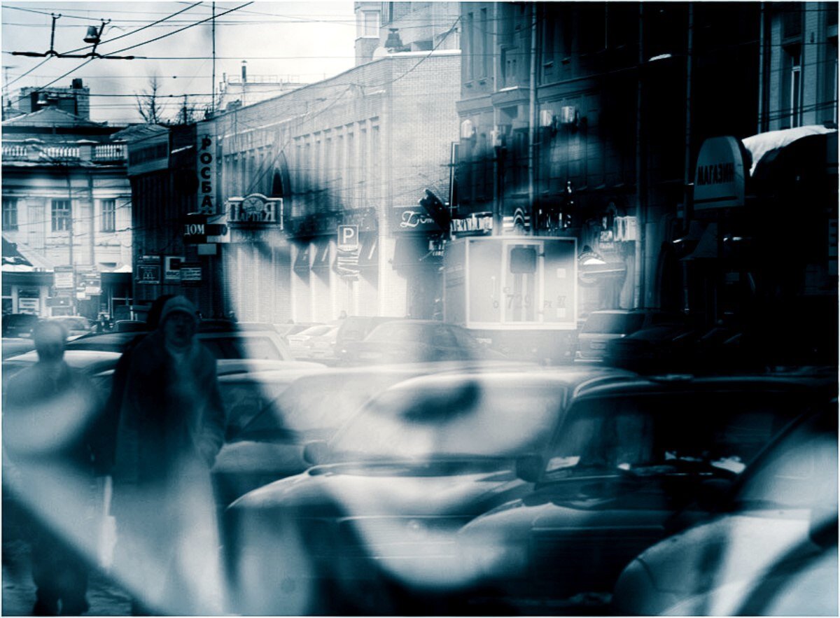 
Женщина стала весить 75 кг, в пижаме ходить весь день и не мыться по 2 и 3 дня. Даже зубы не чистила... 
"А потом мне даже жить не хотелось. 
Узнав это, моя подруга японка повела меня в одну клинику. И сказала, что там есть одна интересная процедура, после которой жизнь меняется, как будто заново родился. 
Она приехала за мной, я так и пошла в пижаме и в домашних тапочках с ней. Ехала в центр в таком виде. На голове дулька. 
В Японии вообще не обращают внимания на тебя. Хоть голой ходи. Им не до кого-то. Каждый занят своими мыслями. И у них нет привычки рассматривать людей в транспорте или на улице. Настолько люди свободные. 
Пришли заполнили бумагу. Так вот захожу я туда, а там посередине комнаты стоит гроб. Врач задал несколько вопросов, мне дали одежду нарядную для смертника я переоделась, скомандовали: "Ложитесь и почувствуйте, что чувствуют себя умершие, когда захотите выйти - вот кнопка, нажмите ее и мы вас выпустим."
Я легла. Внутри был странный запах. Но залили освежительным. Мягкий атлас. Яркого цвета. Бусинки по периметру гроба. 
Лежу, рассматриваю гроб. Внутри играла музыка похоронная. Слабый свет из комнаты был виден из щелей. 
Тут слышу как будто меня выносят и погрузили в машину. Я начинаю нажимать на кнопку. Она отвалилась. 
Я начинаю их звать и возмущаться, что я не за это заплатила. И ваще не ох@ели они часом? Потом едем минут 10. Я уже задыхаюсь немного. 
Потом слышу команду выгружай. И меня спускают на веревках в землю. И слышу, как земля падает на меня сверху на гроб. И голоса становились приглушенней. 
Я начинаю уже в истерике на весь голос орать. Материть по-русски. . В голове миллион мыслей. Что я попала к сектантам. Они меня убивают. Аум сенрикё,
Они эти, которые ненавидят иностранцев. И скорее всего подруга-японка с ними в сговоре. Убью суку. 
Меня реально закапывают. Я начала ещё больше визжать, как свинья на бойне, и пинать ногами. А самое страшное, я начала задыхаться. Я рыдала и сопли текли по щекам, заливали в уши. От истерики и страха я обоссалась. 
Из-за тесноты я даже не могла вытереть лицо. Я лежала как бревно. Руки по швам. В тесном гробу. Внутри воняло мочой. Я думала: "Господи, я не хочу умирать."
Там было ужасно тесно. Душно. И дышать было уже нечем. Стала кружиться голова. 
Я почувствовала, что начала мерзнуть. Я ведь обоссала весь гроб и лежала мокрая в своей моче. "Холодная земля," - подумала я. 
Рыдала я минут 20. И уже теряла сознание. Состояние было жуткое. 
Начала понимать Гоголя и вспомнила, что, возможно, он очнулся в гробу и умирал так же, как я тут. 
Перед моими глазами сразу всплыли картинки из прошлого. Как я родила и держала дочку на руках. Ее первые шаги. Ее косички, которые я заплетала каждый день. О боже, я совсем забыла о своей дочери. Из-за своей мнимой депрессии. 
Я вспомнила, что вообще перестала звонить маме. Вспомнила, что жизнь так прекрасна. Что жизнь чудесна. 
А я тут, сука, в гробу умираю. И меня убивают мои любимые японцы. Которых я так боготворила. Эх, японцы. Эх, суки. 
И тут открывается дверь. Я смотрю - я в той же комнате. Этот гроб - иллюзия смерти, и полностью компьютеризированный. 
Я еще плакала минут 10. Еле успокоилась. Материла их. Подруга стоит, ржет. 
Они мне дали видеозапись моей "смерти". Внутри гроба были камеры и все записывали. 
После этой процедуры я похудела, похорошела. Полюбила жизнь и больше мысли о том, что я не хочу жить или у меня депрессия, больше нет. 
Не хочу больше туда. 
Хочу жить здесь и сейчас. Вот. 
И вы полюбите жизнь."
Паутина...