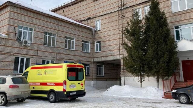 Подпись к фото, Районная больница в Новошешминске - это небольшое здание на одной из сельских улиц среди частных домов.