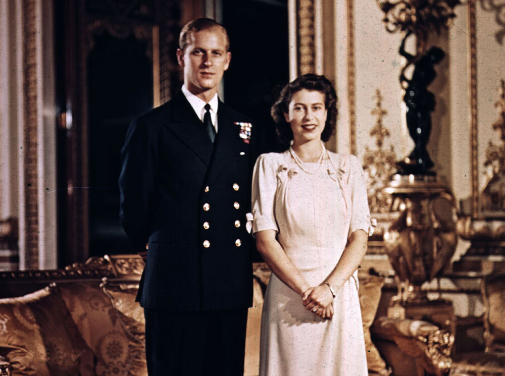 Принцесса Елизавета (позже королева Елизавета II) и ее жених Филипп Маунтбаттен в Букингемском дворце после объявления о помолвке 10 июля 1947 года 