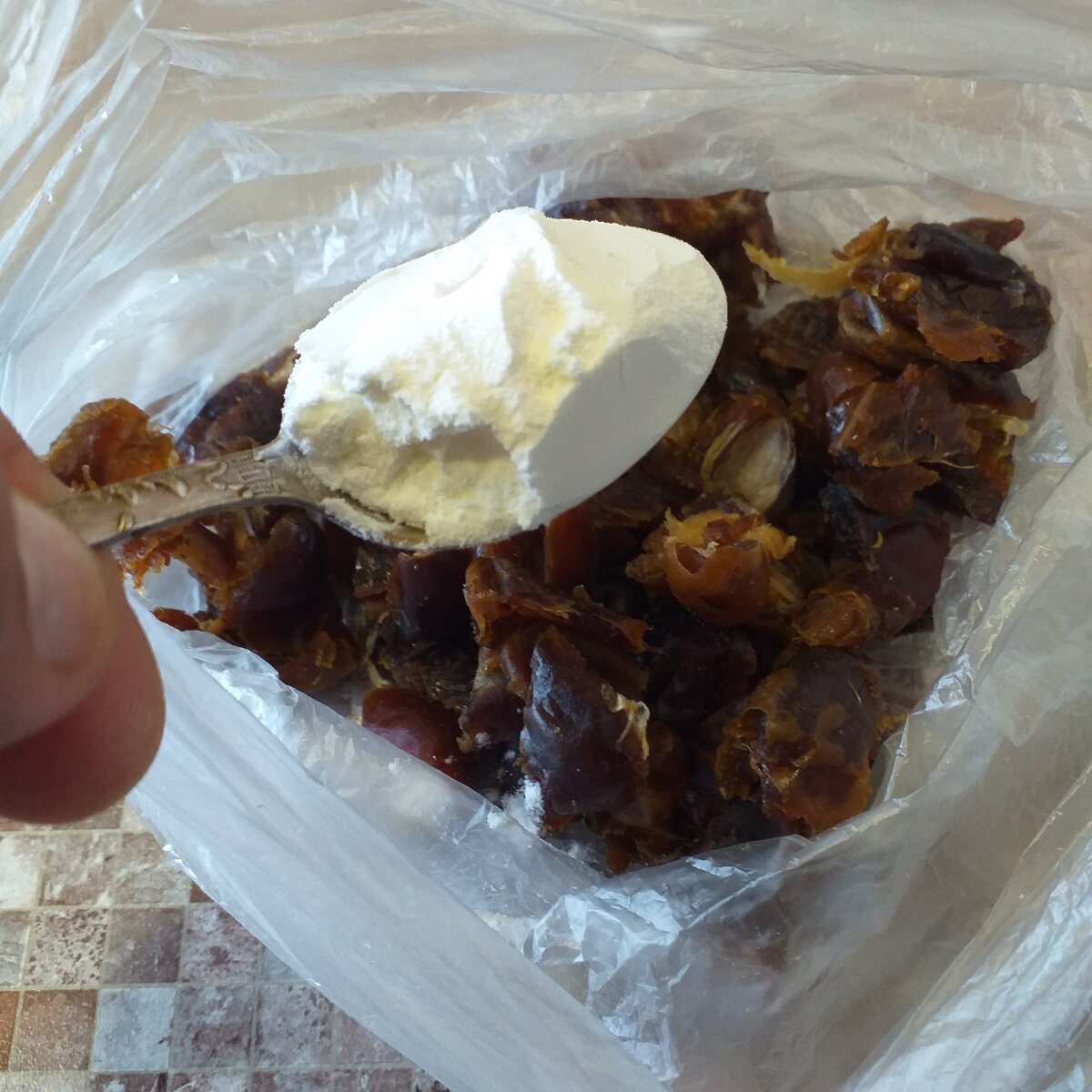 Нарезанные финики складываем в пакет и засыпаем крахмал