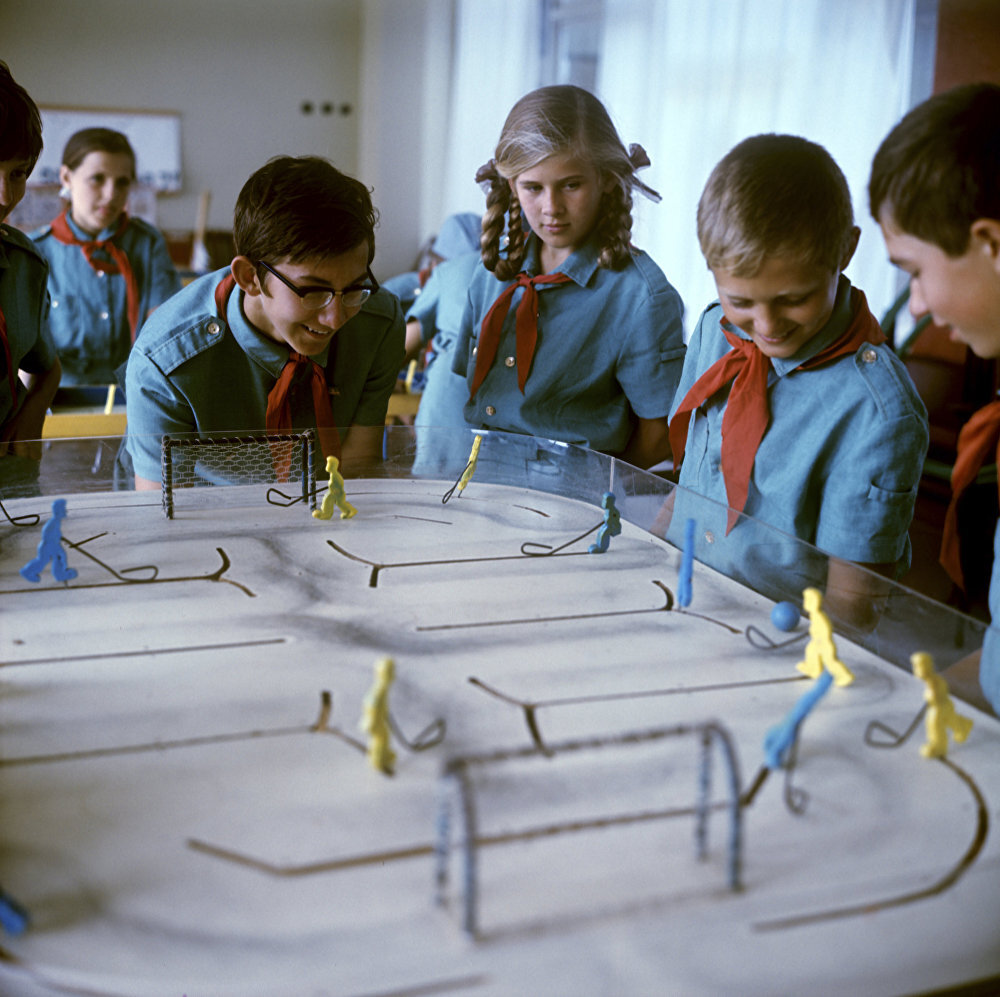 Пионеры играют в настольный хоккей. Фото: Ru.sputnik.kg