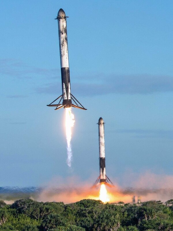 Одновременная посадка боковых блоков Falcon Heavy.