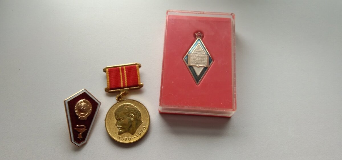 Значки, оказавшиеся ненужными бывшим хозяевам
