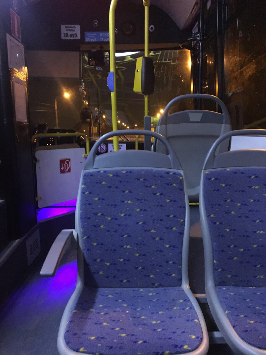Еду в пустом автобусе 