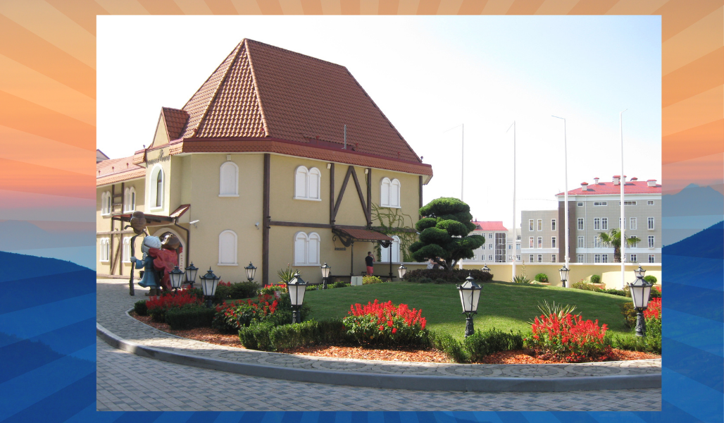 Прогулочная дорожка ведёт к музеям направо