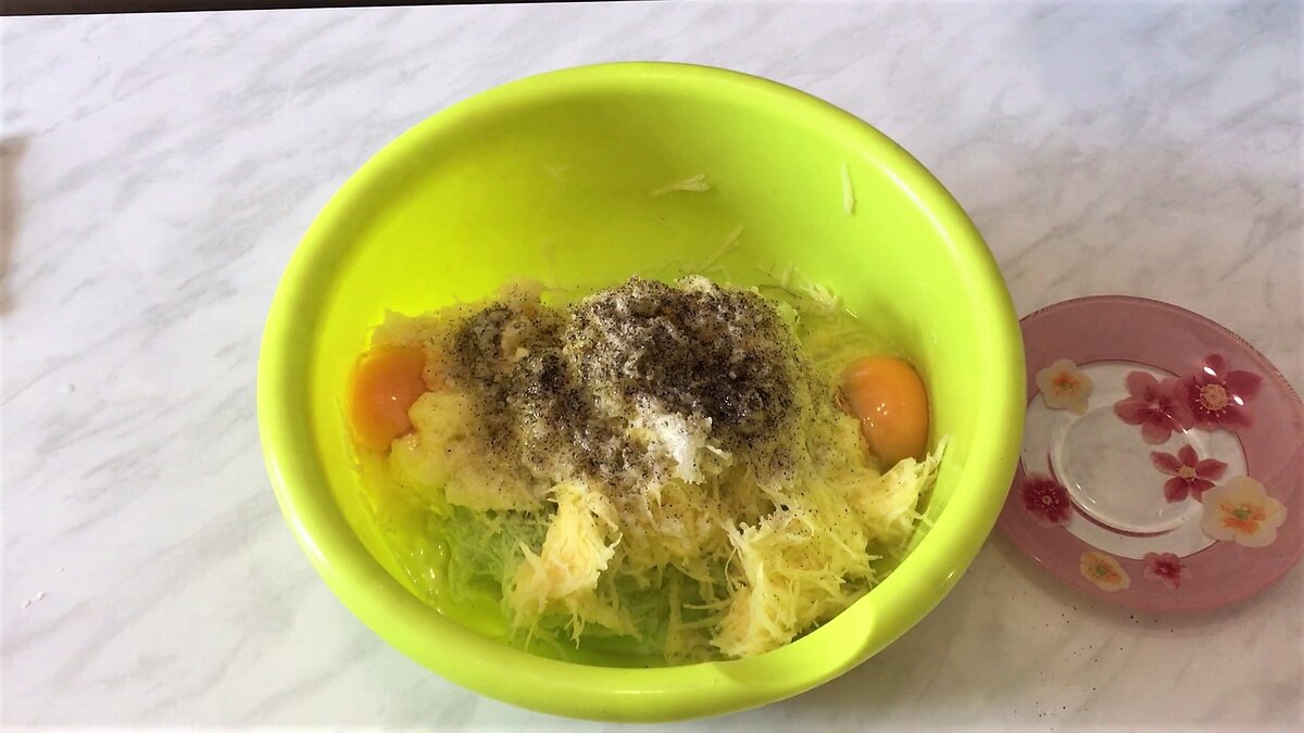 Драники станут еще вкуснее, если добавить в них кабачок!