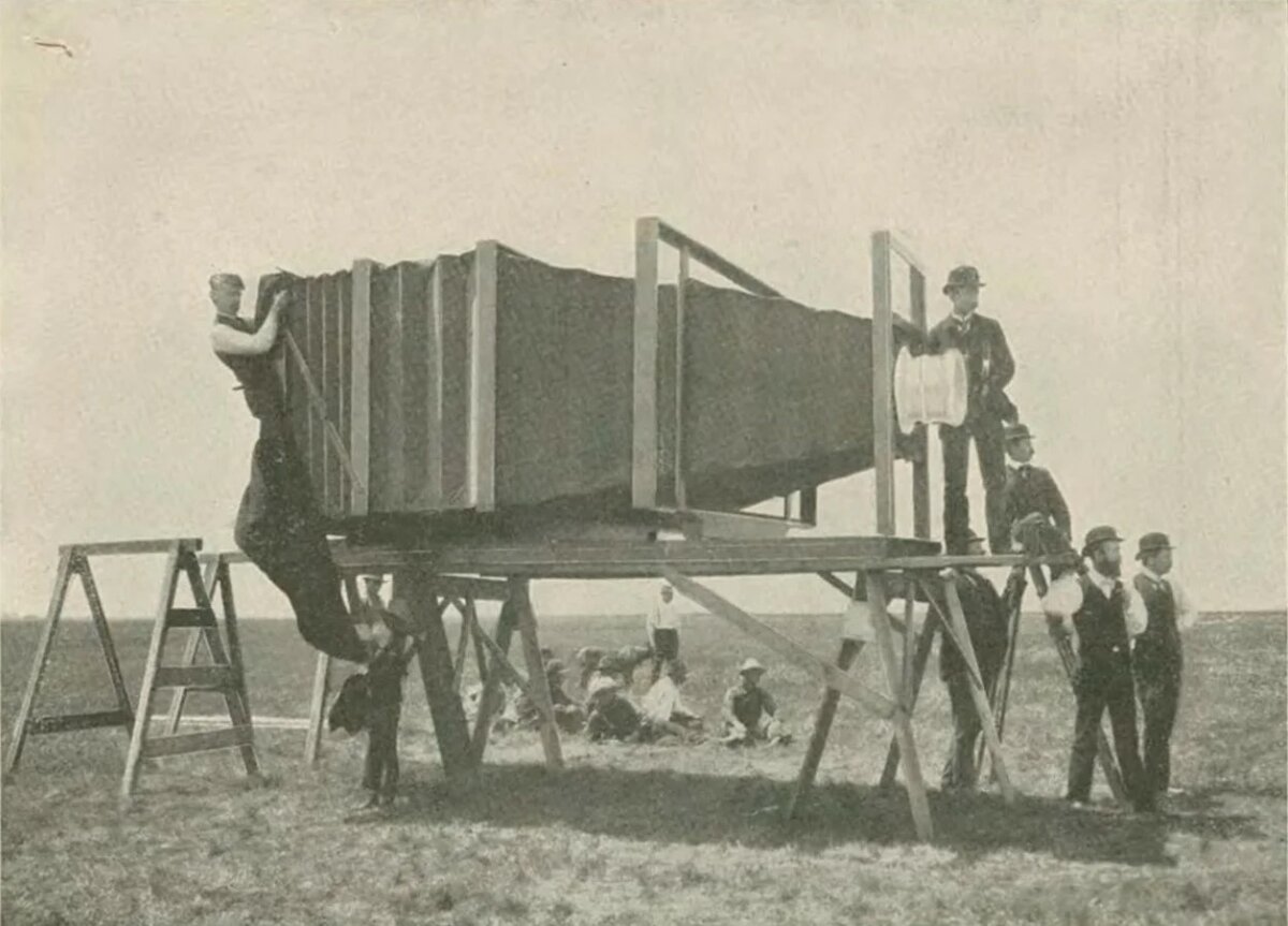 Огромный создание. Фотоаппарат 1900 года. Первый фотоаппарат. Первый фотоаппарат в мире. Самый первый фотоаппарат.