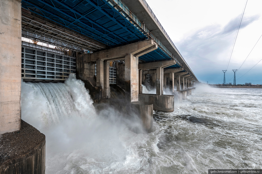 На какой реке крупнейшая гэс. Плотина Волжской ГЭС. Водосливная плотина Волжской ГЭС. ГЭС Волжского Волгоградской области. Волжская ГЭС Волгоград.