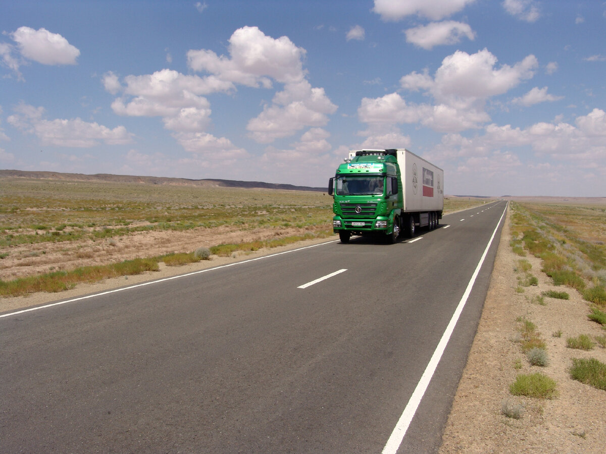 Трасса, которую построили совсем недавно от Улан-Батора на юг, до китайской границы, прекрасно заменила вечно существовавшую здесь грунтовку