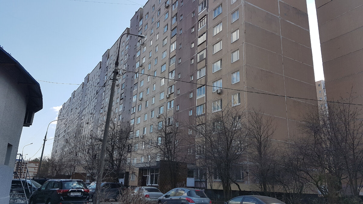 В этом доме на улице Горького в наукограде Королёв проживает герой публикации. Фото автора