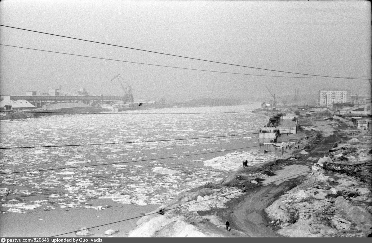 Вид на Западный речной порт от дома №4 на Шелепихинской набережной, 1962 - 1964 г.
Автор: Шукин Евгений Васильевич.