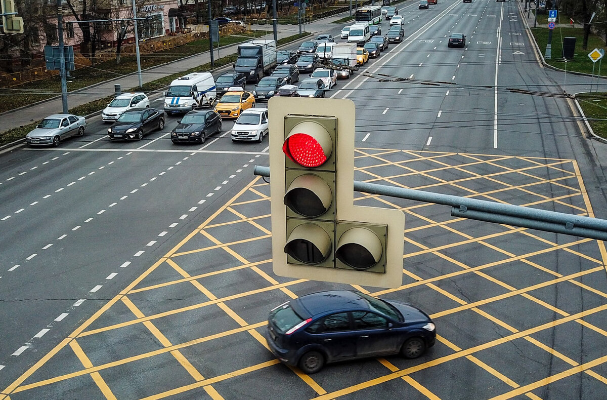 Одним из самых грубых нарушений ПДД, опасным для других соучастников движения, является проезд на красный свет светофора. В этом случае риск аварийной ситуации довольно высокий.