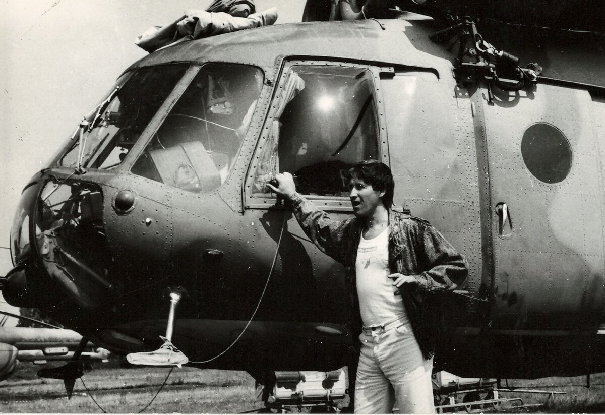 В свое время довелось автору полетать и на боевом "МИ-8"... Авиагарнизон Стендаль, Западная Группа Войск, 1990 г.