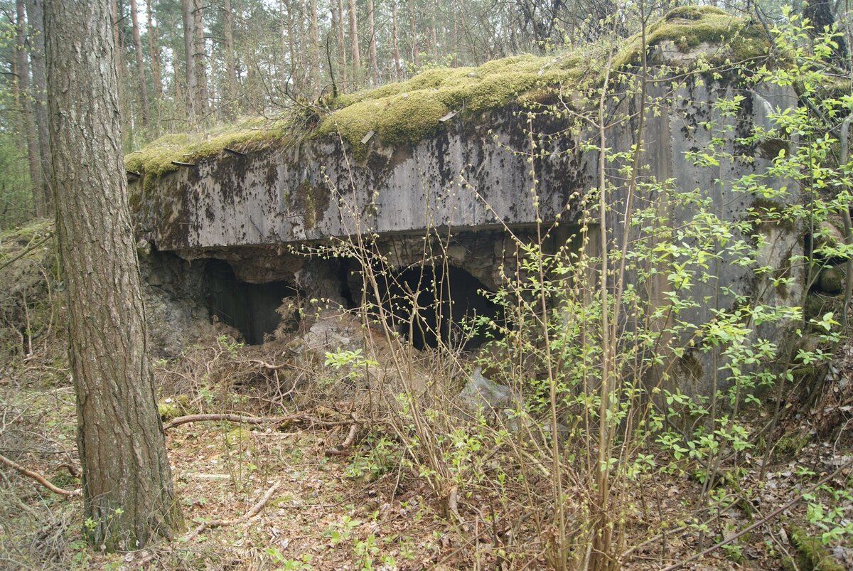 Выбитые немцами короба установок ДОТ-4 и НПС-3 амбразурной стены