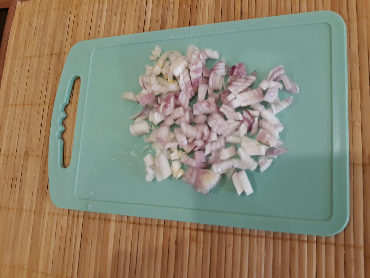 Лук нарежьте так как любит ваша семья