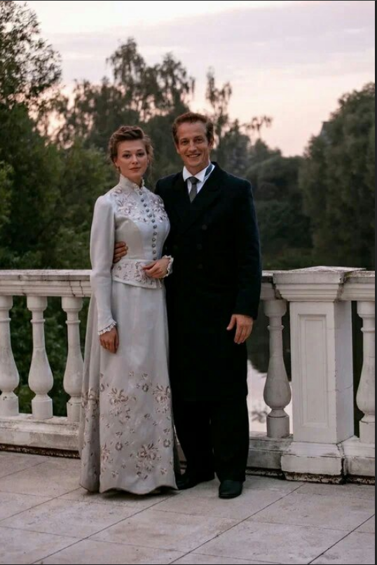 Александра Никифорова в роли Анны и Дмитрий Фрид в роли Штольмана в сериале "Анна-детектив". https://www.instagram.com/anna_detective/