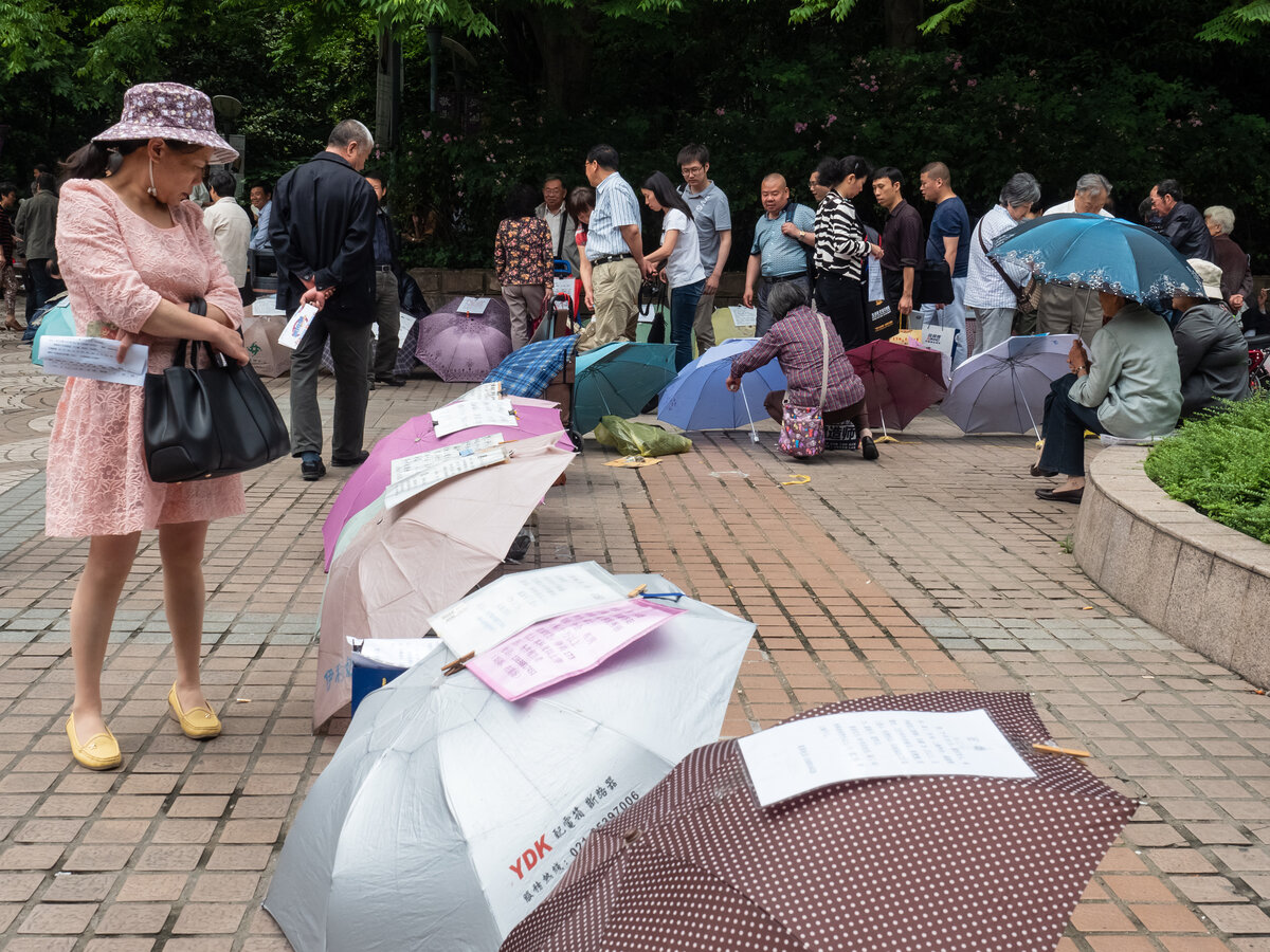 Рекламу своих холостых детей родители прикрепляют на зонтики